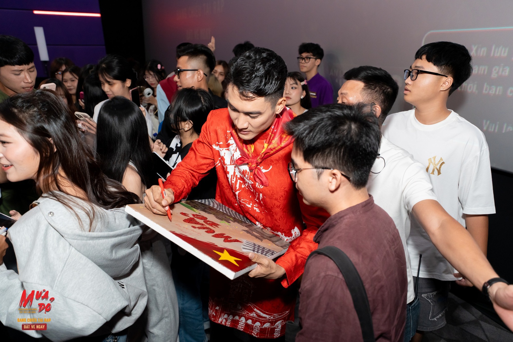 Dàn diễn viên 'Mưa đỏ' được hâm mộ như các anh trai, em xinh - Ảnh 4. Mưa đỏ - Ảnh 4.