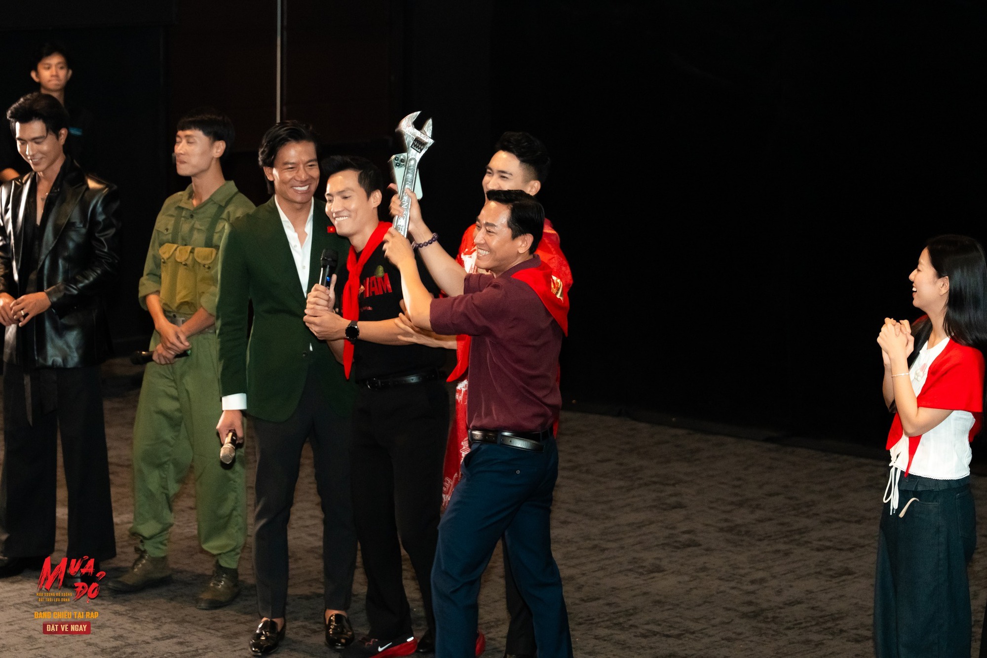 Dàn diễn viên 'Mưa đỏ' được hâm mộ như các anh trai, em xinh - Ảnh 5. Mưa đỏ - Ảnh 5.
