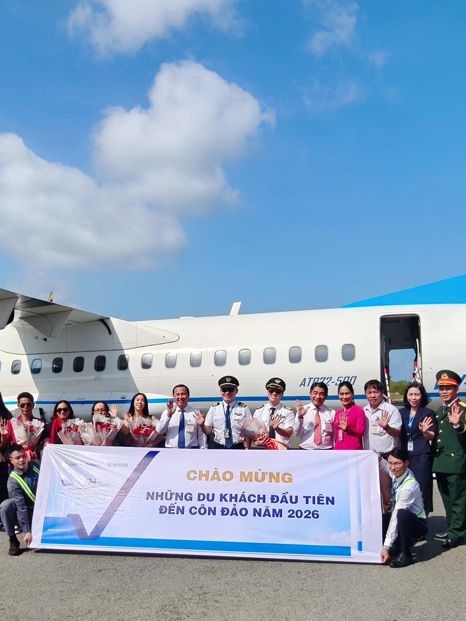 Vietnam Airlines đồng loạt chào đón những hành khách đầu tiên năm 2026