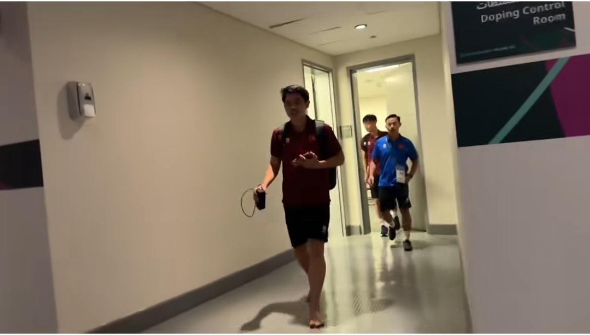 Kiểm tra doping sau trận thắng U.23 Kyrgyzstan, Đình Bắc chân trần co ro vì lạnh- Ảnh 1.
