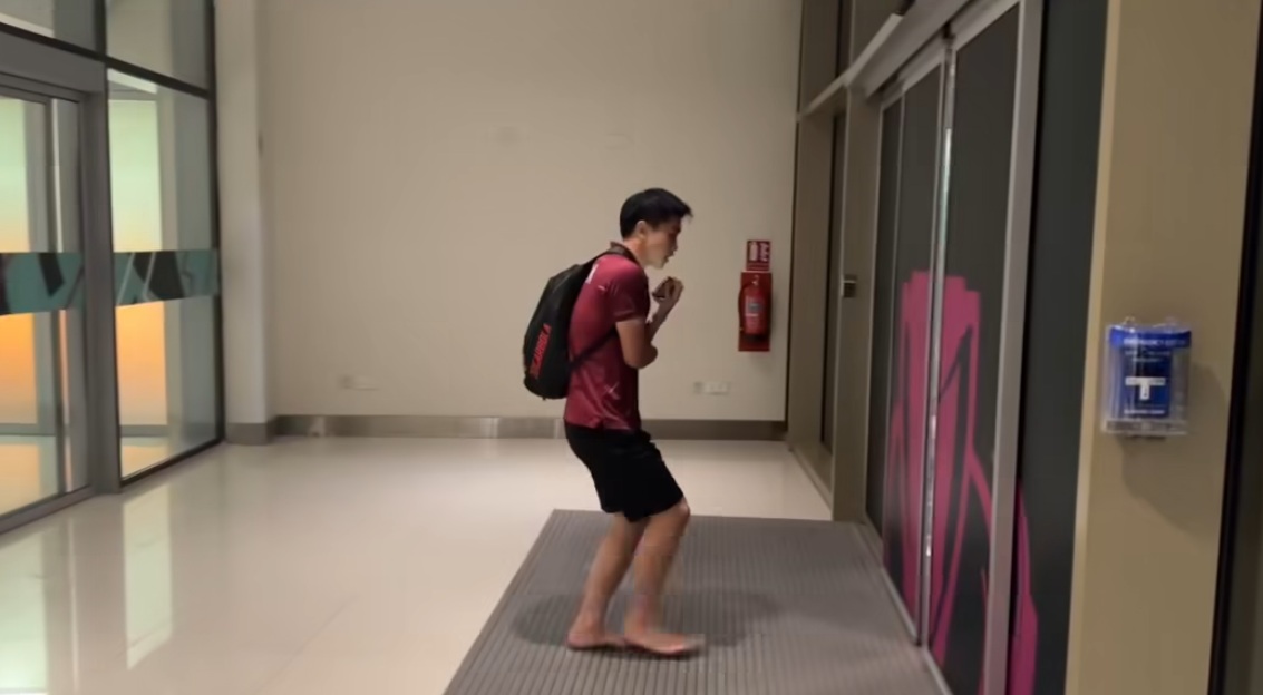 Kiểm tra doping sau trận thắng U.23 Kyrgyzstan, Đình Bắc chân trần co ro vì lạnh- Ảnh 3.