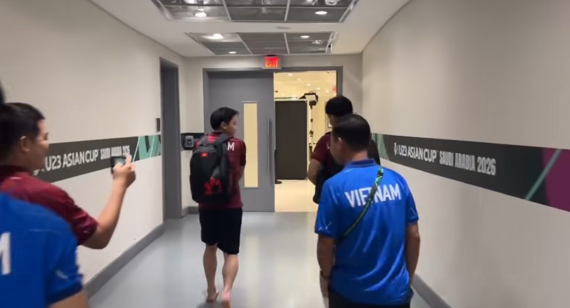 Kiểm tra doping sau trận thắng U.23 Kyrgyzstan, Đình Bắc chân trần co ro vì lạnh- Ảnh 2.