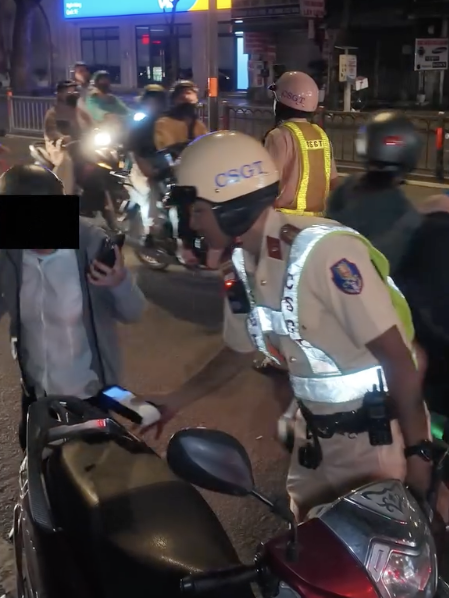 Thấy "chị gái" đi loạn choạng, mời chị thổi là các anh giữ xe dùm chị luôn