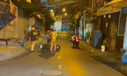 Xử phạt hai đối tượng cản trở lực lượng CSGT làm nhiệm vụ rạng sáng ngày 10/1/2026 - Ảnh 1.