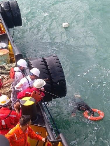 Biên phòng Quảng Ngãi tiếp nhận ngư dân bị nạn trên biển