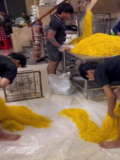 Công an TP. Hồ Chí Minh đột kích cơ sở 10 năm sản xuất hàng trăm tấn mì trộn chất cấm