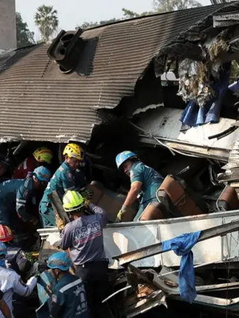 Cần cầu rơi tại Thái Lan, hàng chục người thiệt mạng