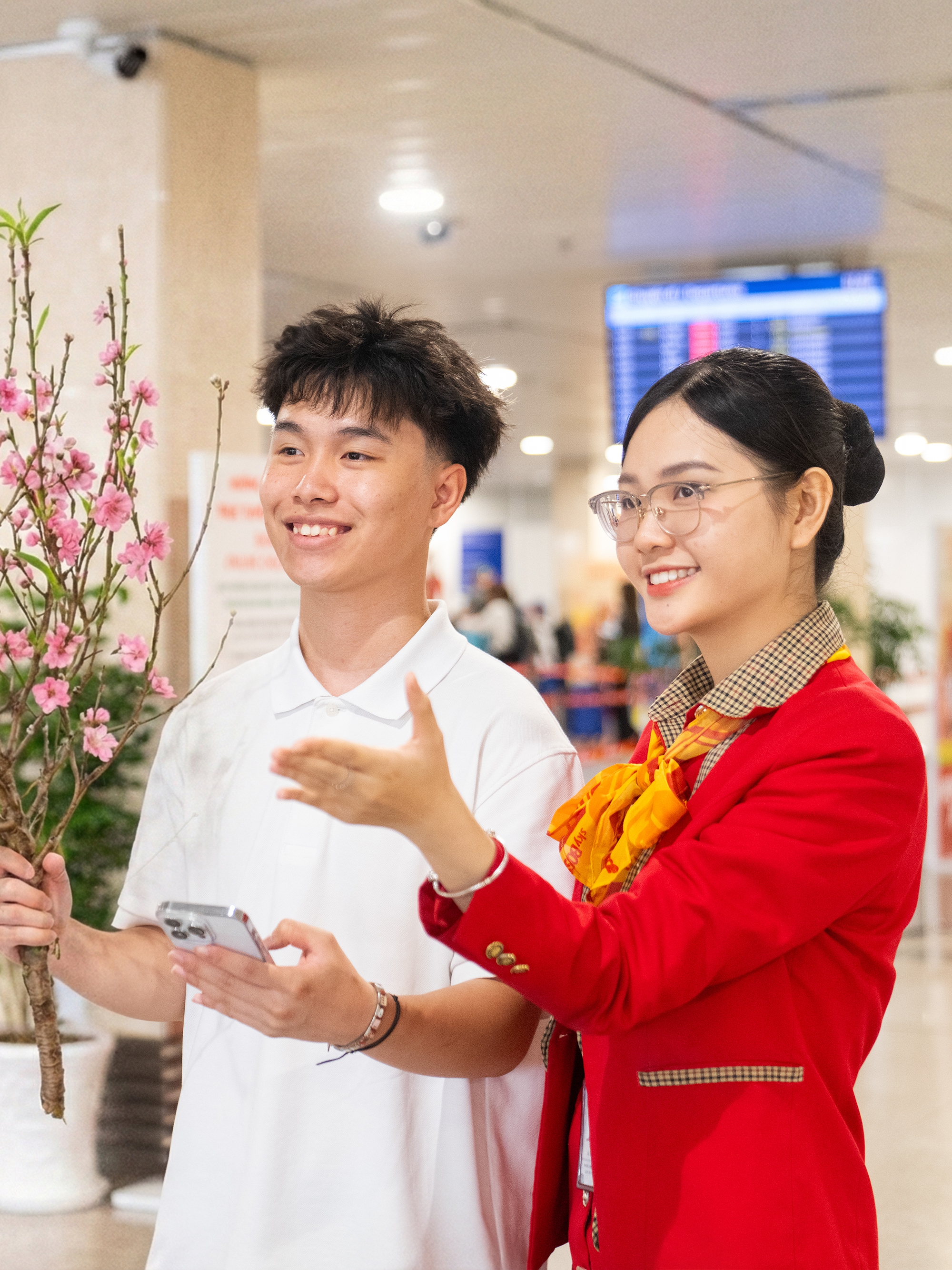 Vietjet nhận vận chuyển mai, đào dịp Tết Bính Ngọ 2026: Giá 450.000 đồng/bó