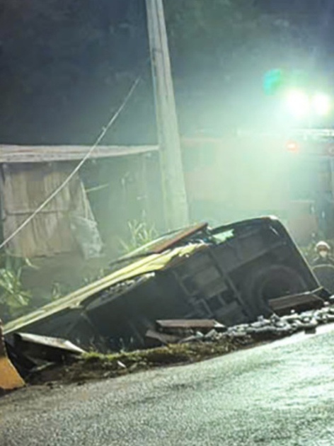 Xe khách chở 18 người lao xuống cống ở Sơn La, 4 người chết