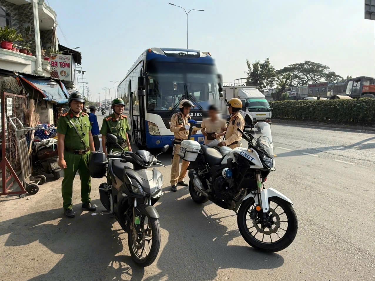 Những lỗi xe khách bị CSGT TP.HCM phạt nặng mà nhiều tài xế không ngờ - Ảnh 1.