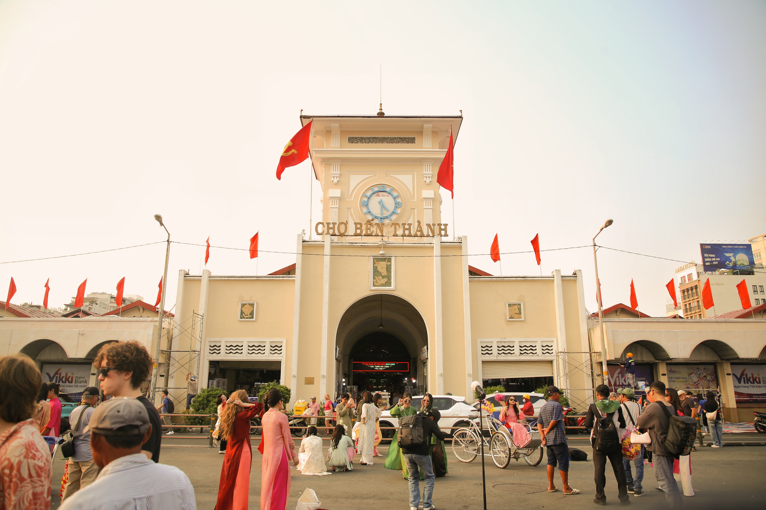 TP. Hồ Chí Minh trang hoàng rực rỡ chào mừng Đại hội XIV của Đảng- Ảnh 1.