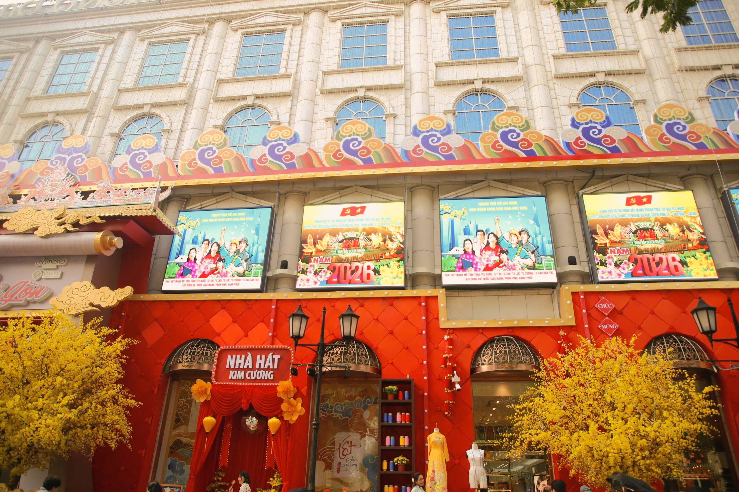 TP. Hồ Chí Minh trang hoàng rực rỡ chào mừng Đại hội XIV của Đảng- Ảnh 4.