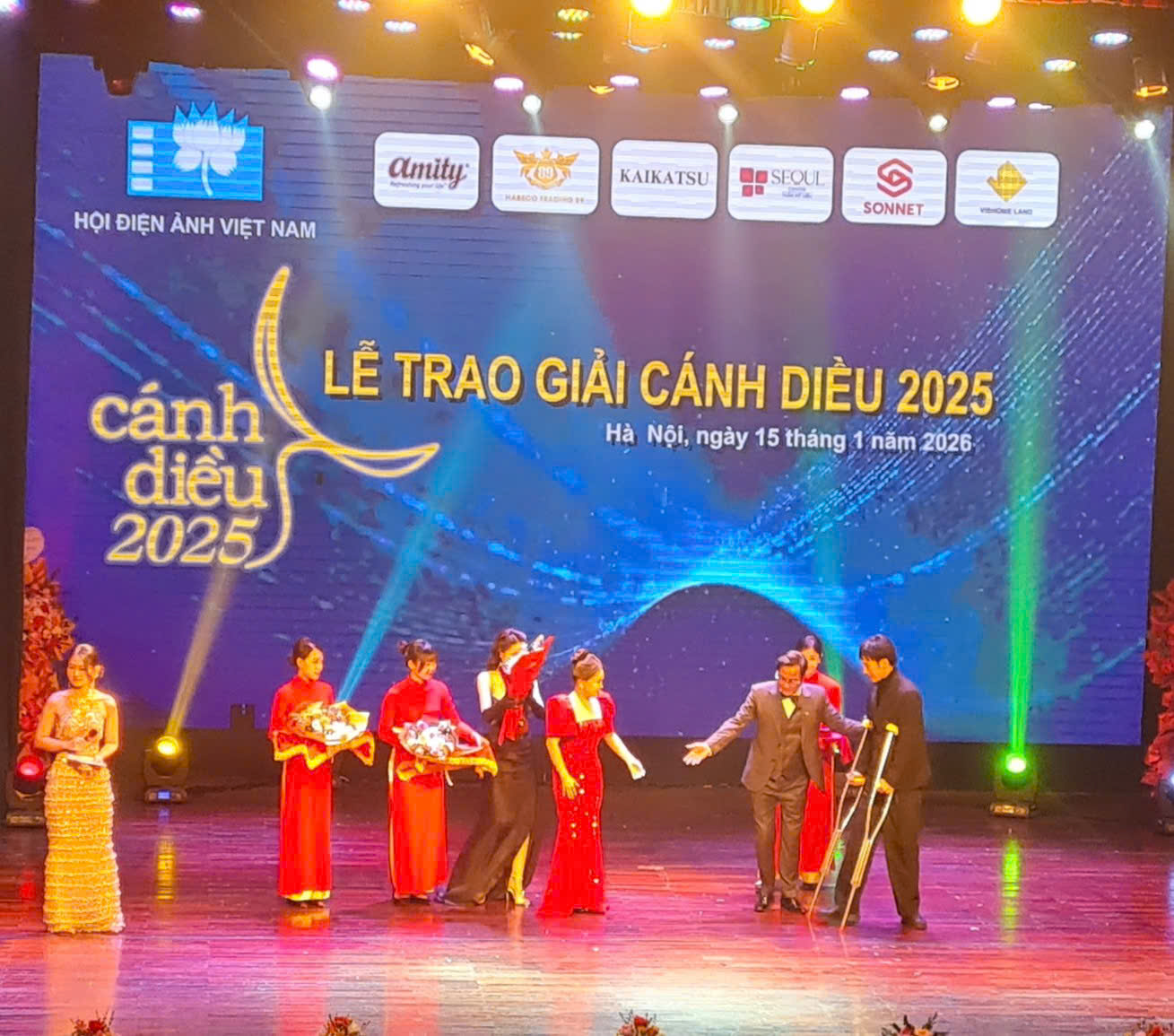 Cánh Diều 2025: Tuấn Trần chống nạng lên nhận giải nam chính xuất sắc - Ảnh 1.