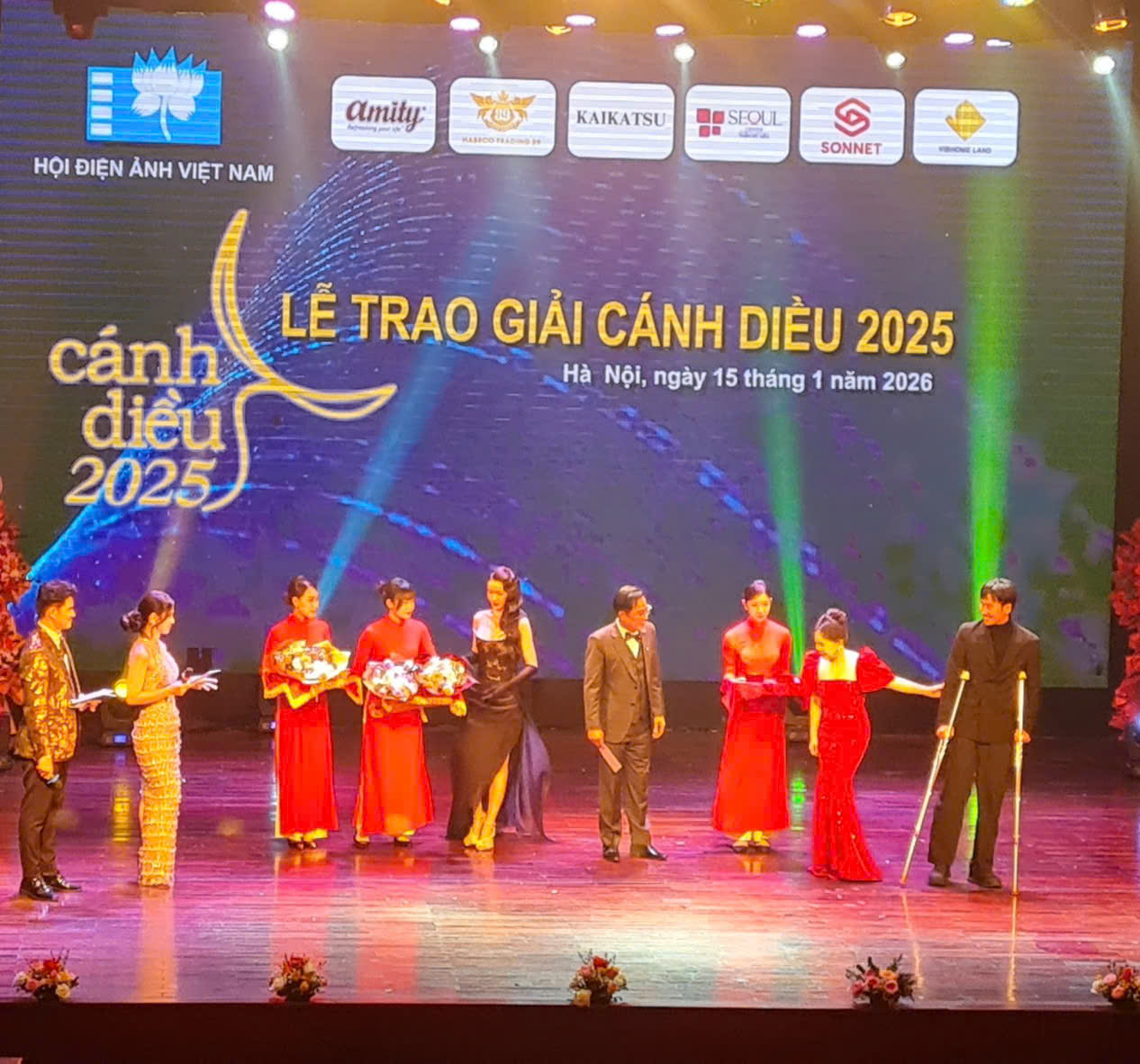 Cánh Diều 2025: Tuấn Trần chống nạng lên nhận giải nam chính xuất sắc - Ảnh 3.