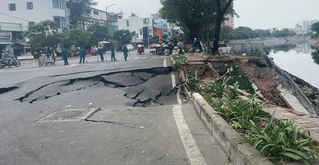 Sụt lún nghiêm trọng ven bờ kênh Tàu Hủ, TP. Hồ Chí Minh - Ảnh 2.