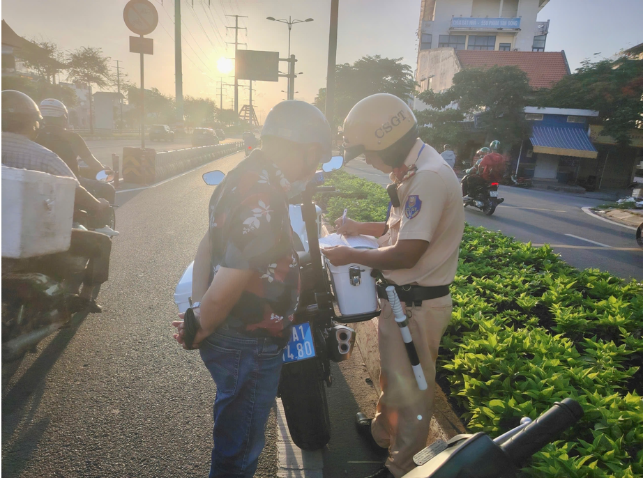 CSGT TP.HCM công bố danh sách xe máy đi ngược chiều, vào đường cấm bị phạt nguội - Ảnh 2.