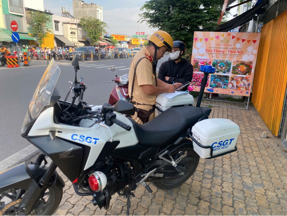 CSGT TP.HCM công bố danh sách xe máy đi ngược chiều, vào đường cấm bị phạt nguội - Ảnh 1.