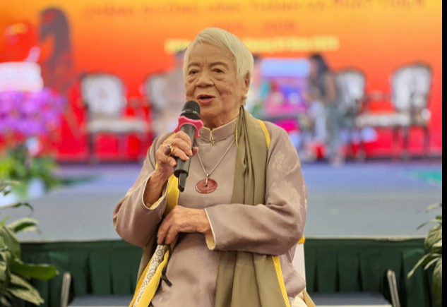 Đạo diễn Xuân Phượng: 'Áo dài cách tân không được chấp nhận sẽ tự biến mất'' - Ảnh 1.