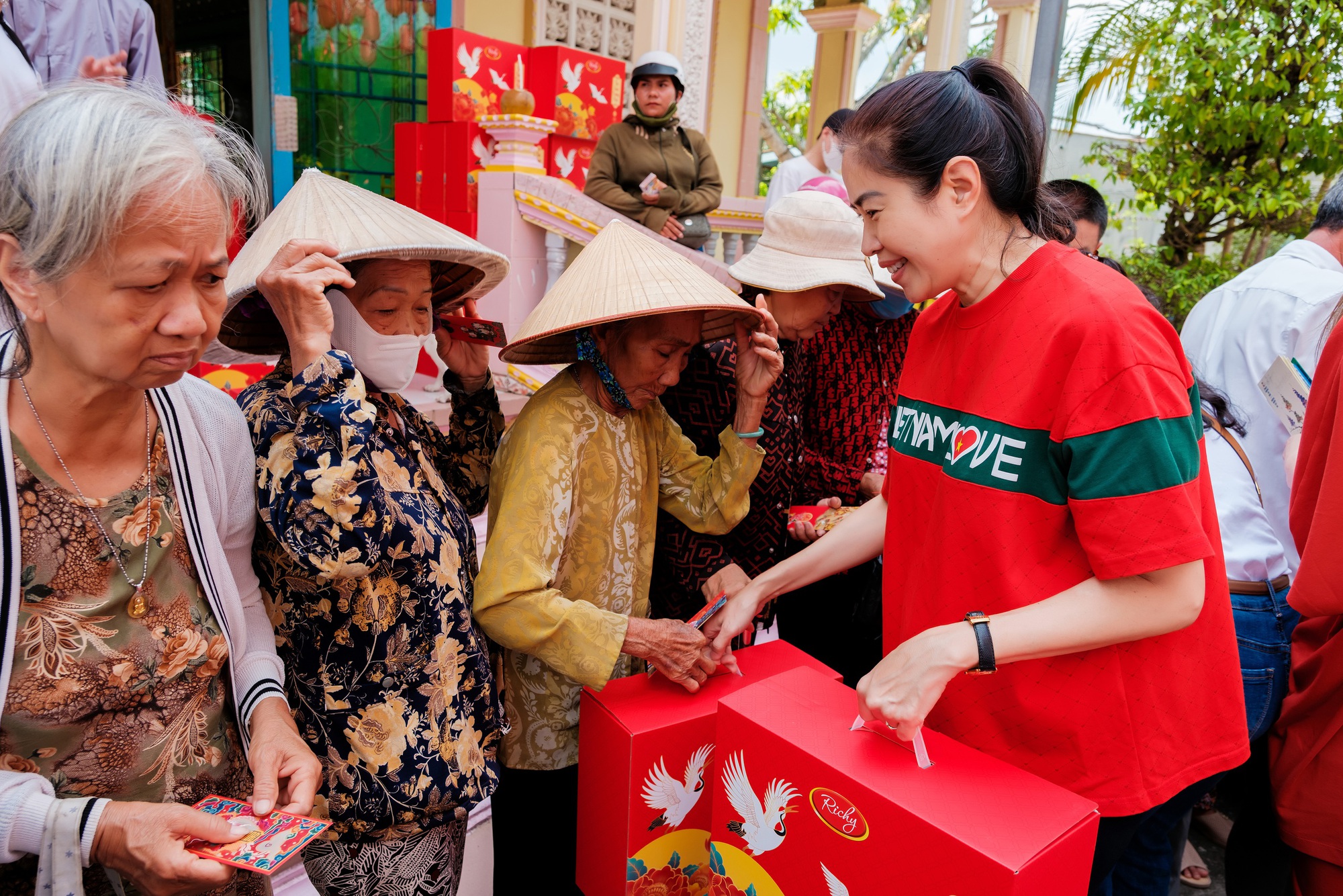 Mang Tết sớm đến các chiến sĩ, người nghèo- Ảnh 3.