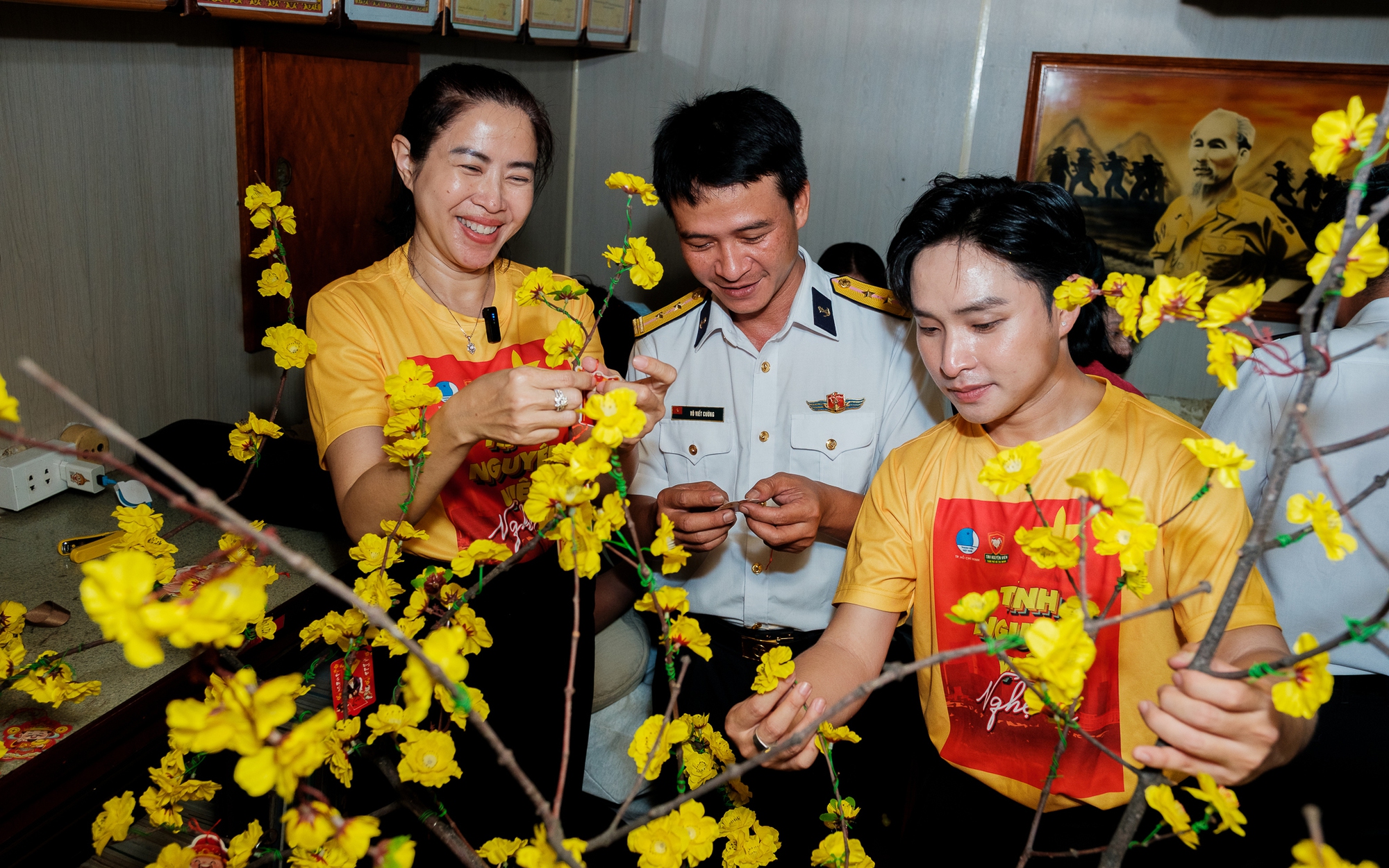 Mang Tết sớm đến các chiến sĩ, người nghèo- Ảnh 1.