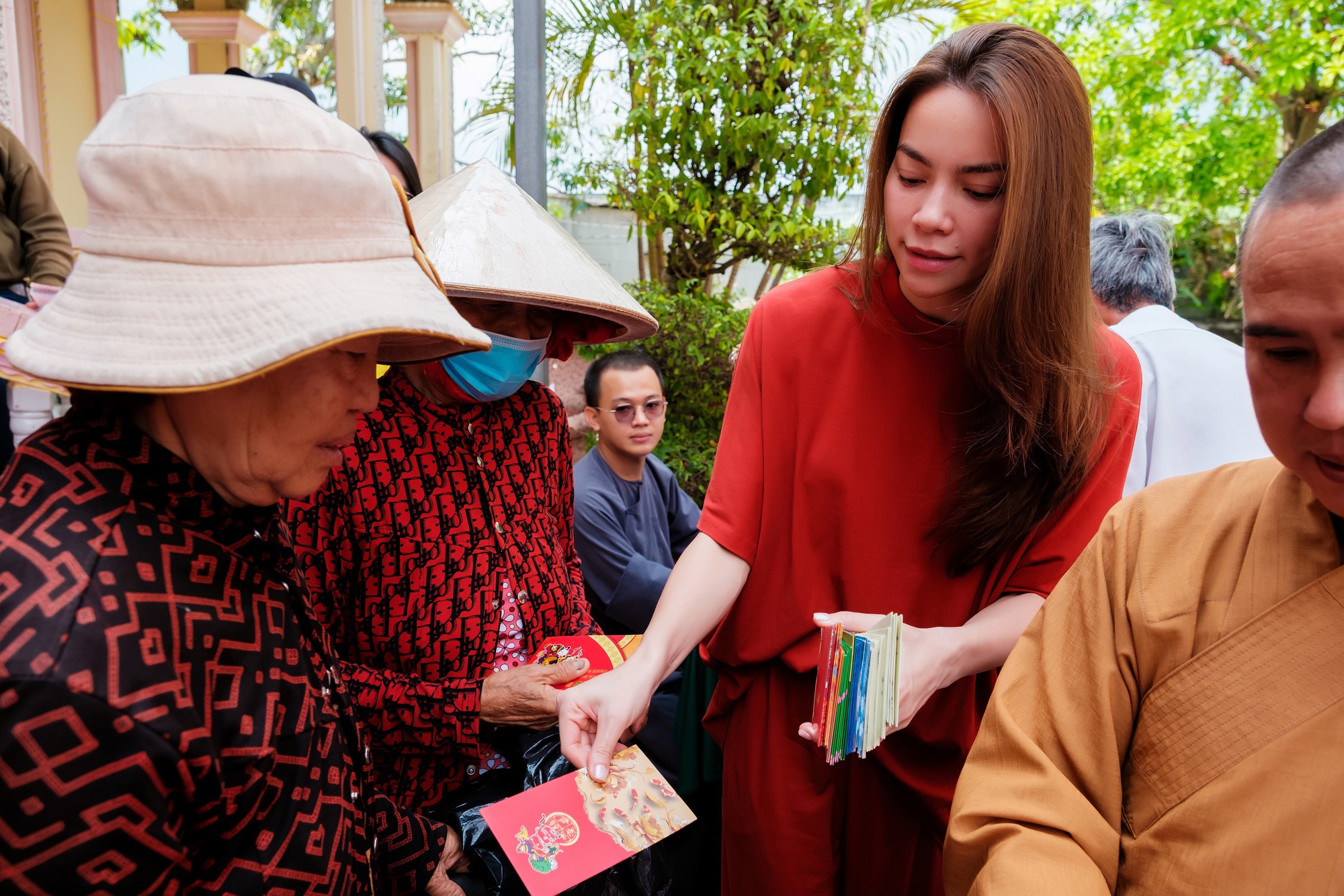 Mang Tết sớm đến các chiến sĩ, người nghèo- Ảnh 2.