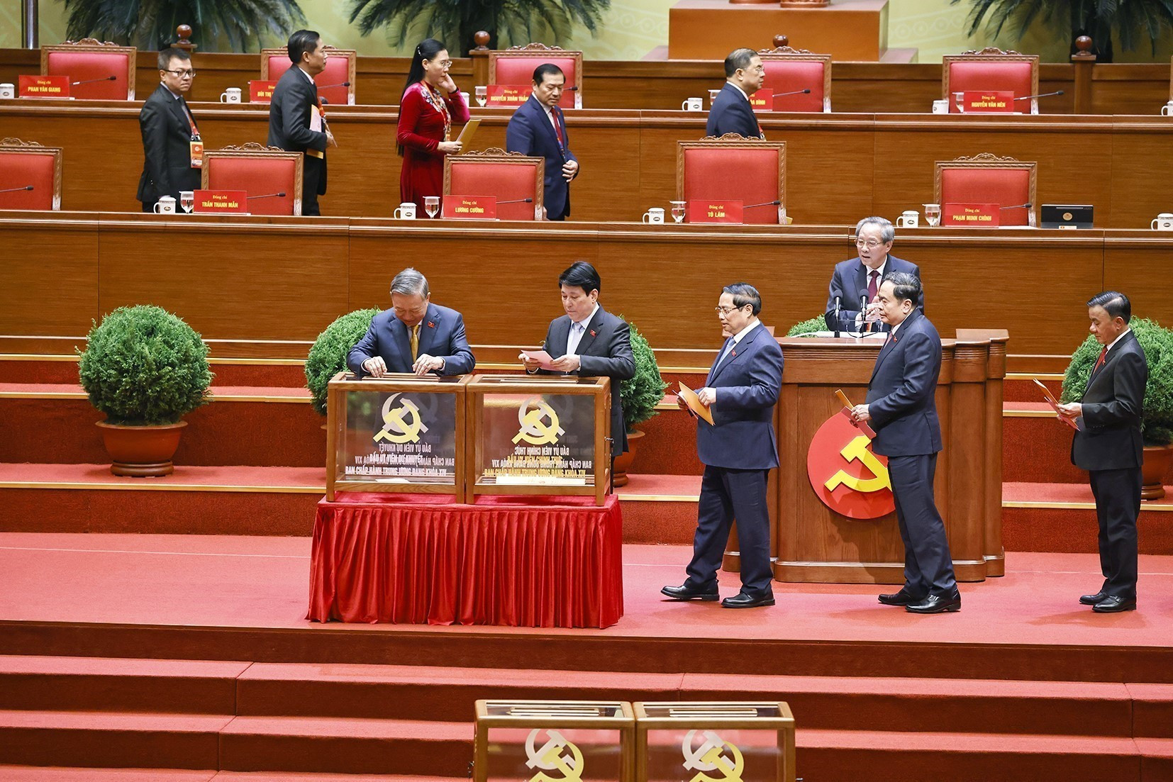 Hình ảnh đại biểu bỏ phiếu bầu Ban chấp hành Trung ương khóa XIV- Ảnh 9.