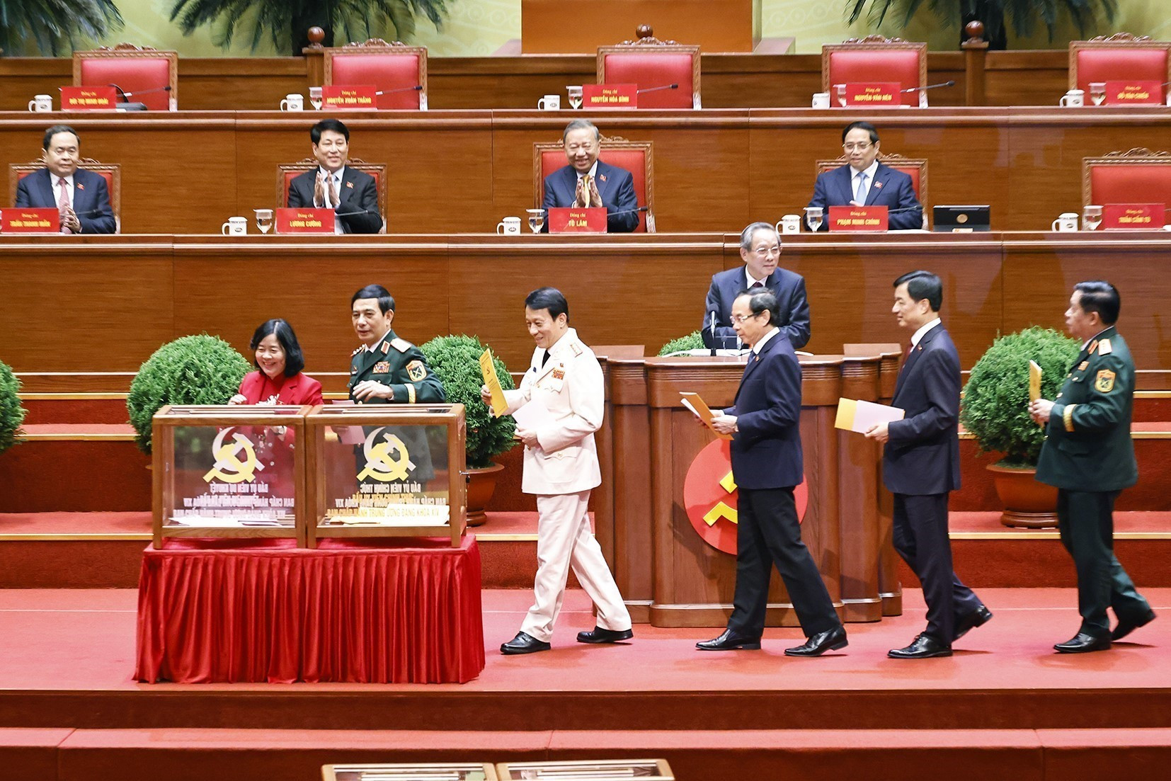 Hình ảnh đại biểu bỏ phiếu bầu Ban chấp hành Trung ương khóa XIV- Ảnh 11.