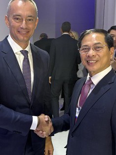 Phó Thủ tướng Bùi Thanh Sơn tham dự Lễ ký Hiến chương Hội đồng Hòa bình về chấm dứt xung đột tại Dải Gaza