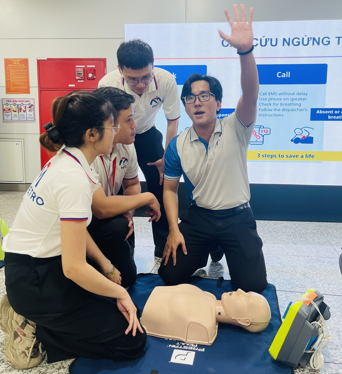 Trang bị máy khử rung tim tự động tại các ga metro TP.HCM - Ảnh 2. Trang bị máy khử rung tim tự động tại các ga metro TP.HCM - Ảnh 2.