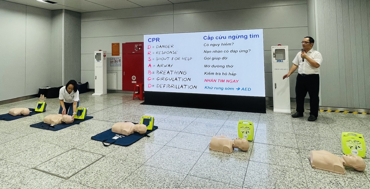 Trang bị máy khử rung tim tự động tại các ga metro TP.HCM - Ảnh 5. Trang bị máy khử rung tim tự động tại các ga metro TP.HCM - Ảnh 5.