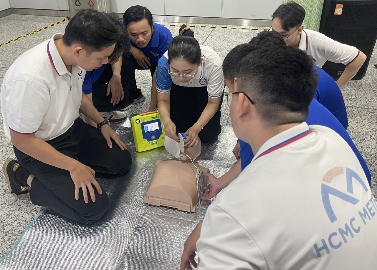 Trang bị máy khử rung tim tự động tại các ga metro TP.HCM - Ảnh 4. Trang bị máy khử rung tim tự động tại các ga metro TP.HCM - Ảnh 4.