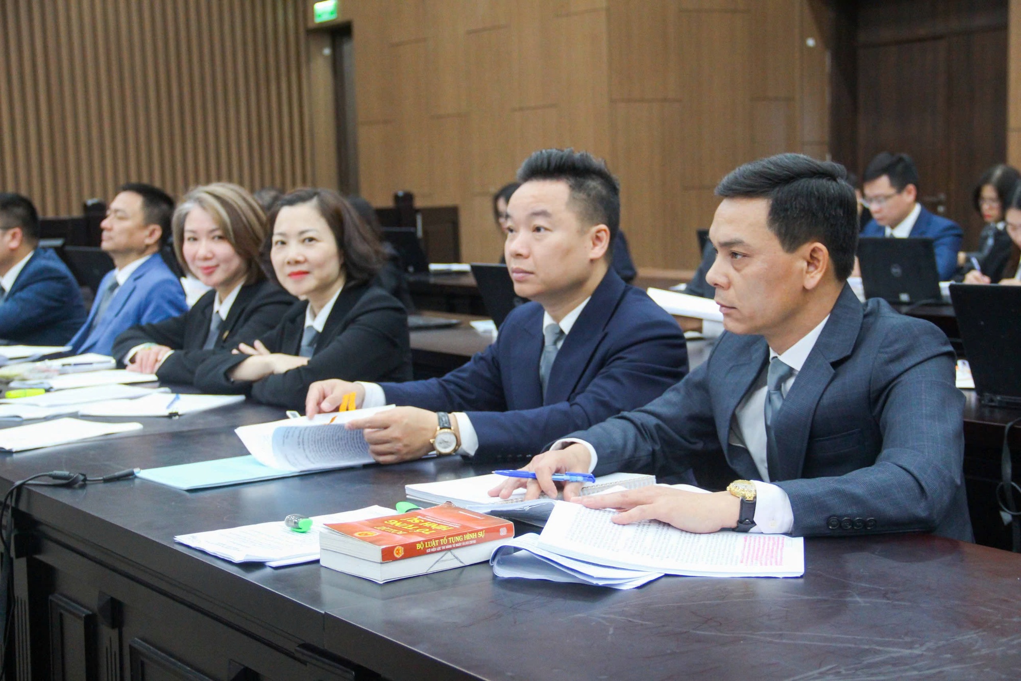 Đề xuất luật sư mặc áo choàng thay vì áo vest khi tham dự phiên tòa- Ảnh 1. Đề xuất luật sư mặc áo choàng thay vì áo vest khi tham dự phiên tòa- Ảnh 1.