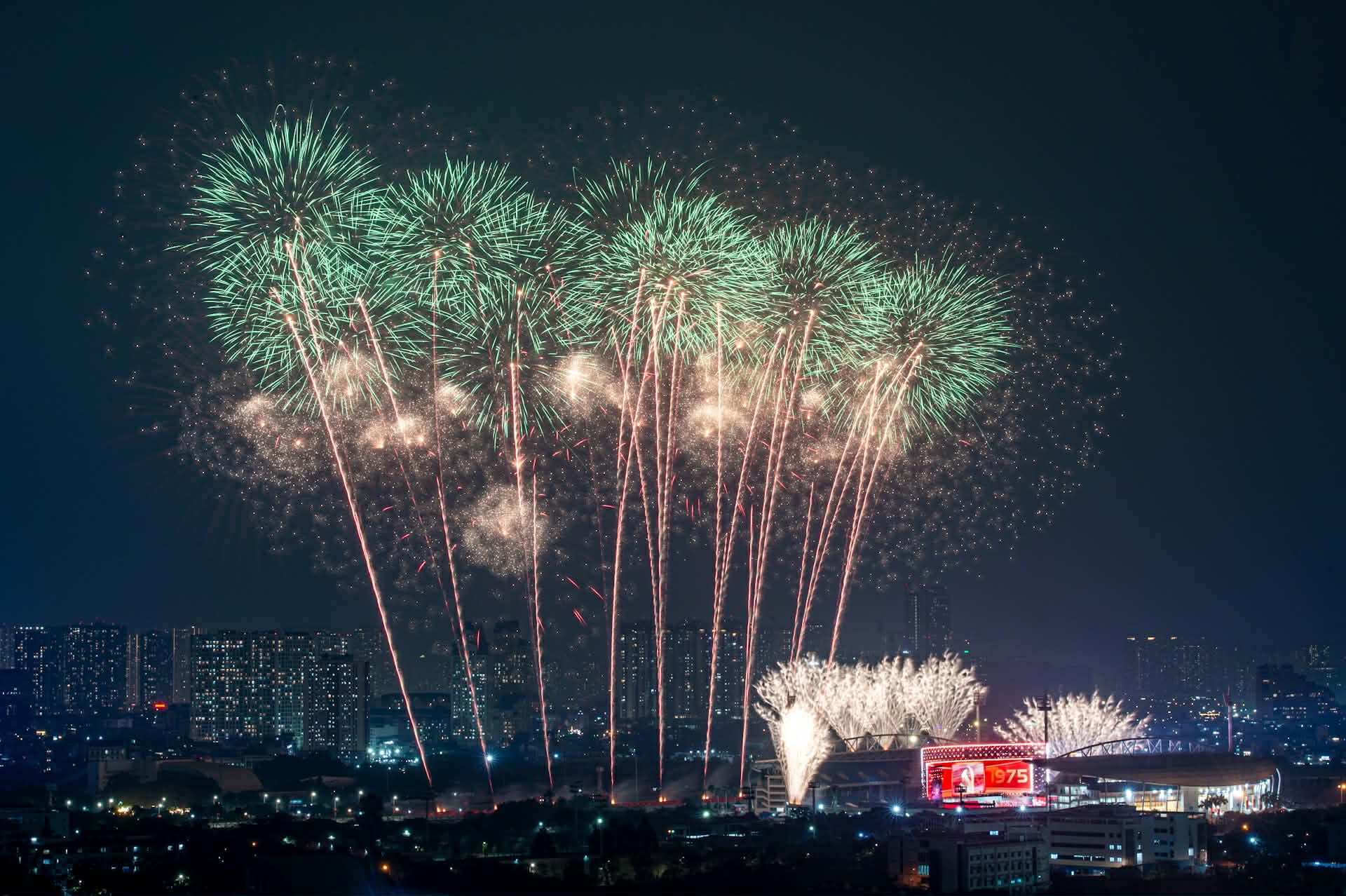 Mãn nhãn 'đại tiệc' pháo hoa mừng thành công Đại hội XIV của Đảng- Ảnh 9. Mãn nhãn 'đại tiệc' pháo hoa mừng thành công Đại hội XIV của Đảng- Ảnh 9.