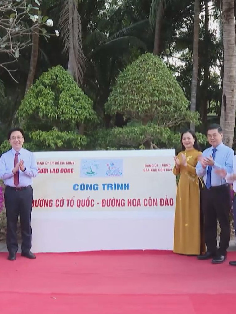 Rực rỡ sắc đỏ "Đường cờ Tổ quốc" giữa lòng Côn Đảo