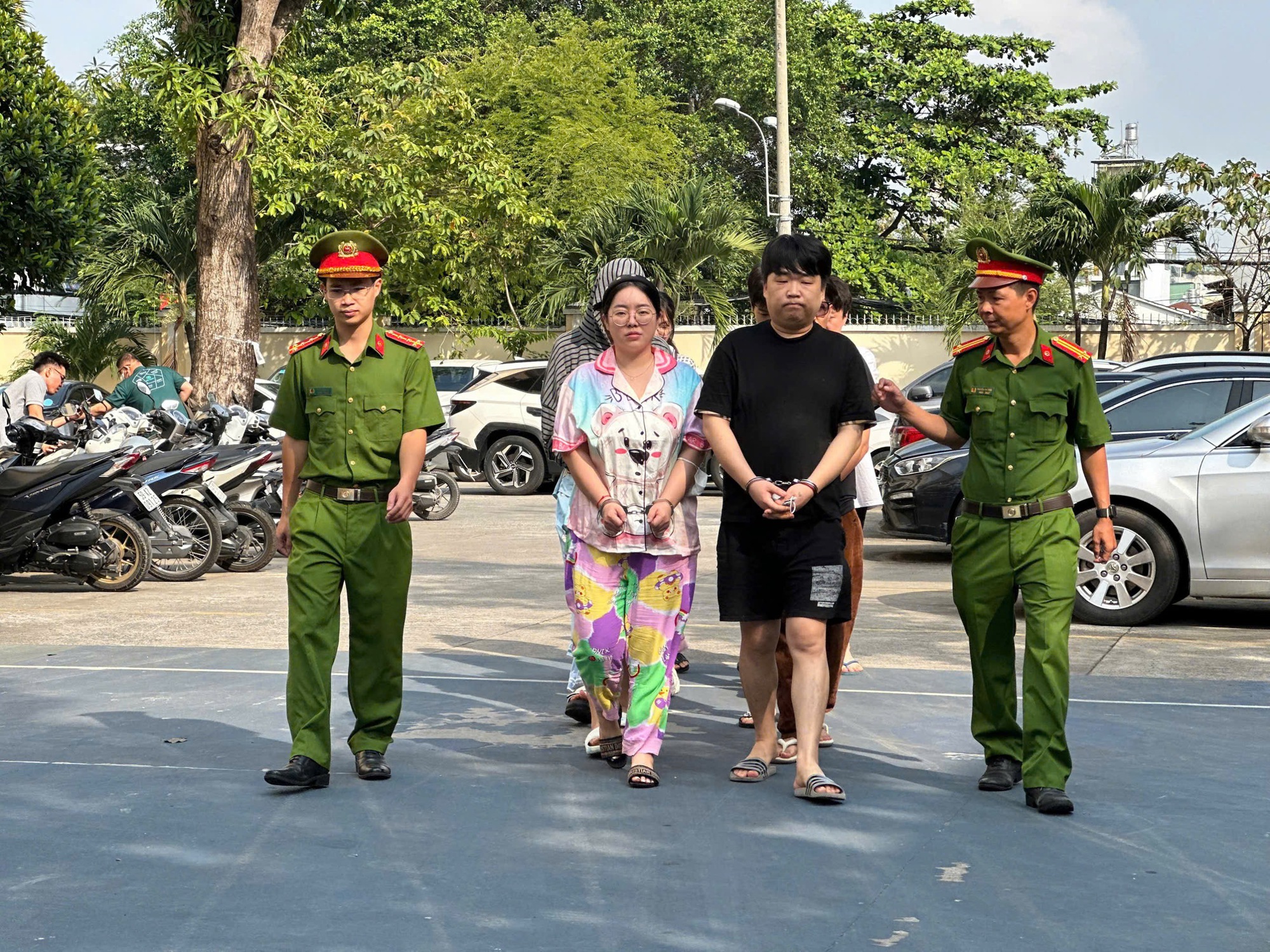 Triệt phá băng nhóm tàng trữ, tổ chức sử dụng ma tuý, khởi tố 8 đối tượng người nước ngoài - Ảnh 2.