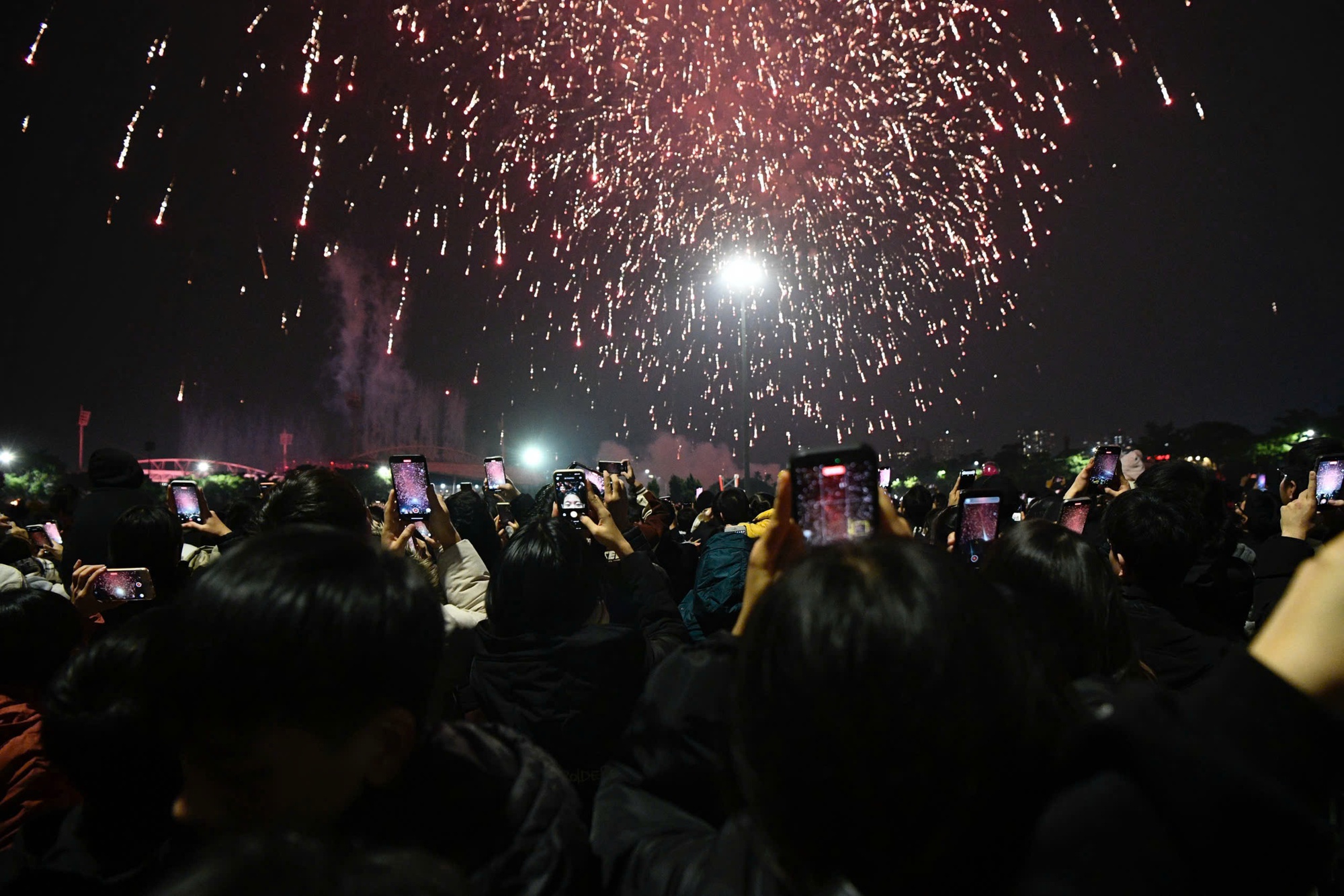 Mãn nhãn 'đại tiệc' pháo hoa mừng thành công Đại hội XIV của Đảng- Ảnh 12. Mãn nhãn 'đại tiệc' pháo hoa mừng thành công Đại hội XIV của Đảng- Ảnh 12.