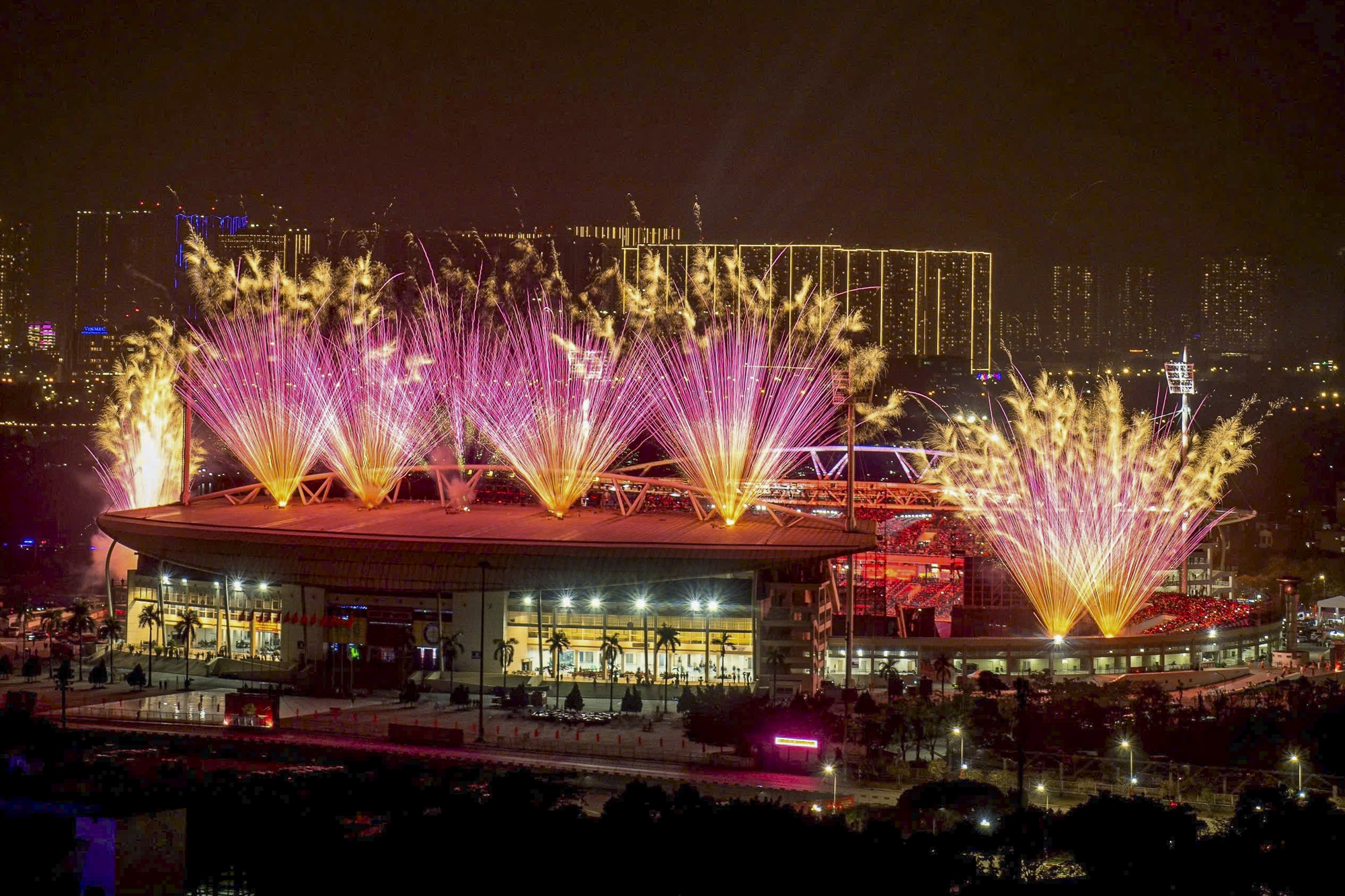Mãn nhãn 'đại tiệc' pháo hoa mừng thành công Đại hội XIV của Đảng- Ảnh 7. Mãn nhãn 'đại tiệc' pháo hoa mừng thành công Đại hội XIV của Đảng- Ảnh 7.