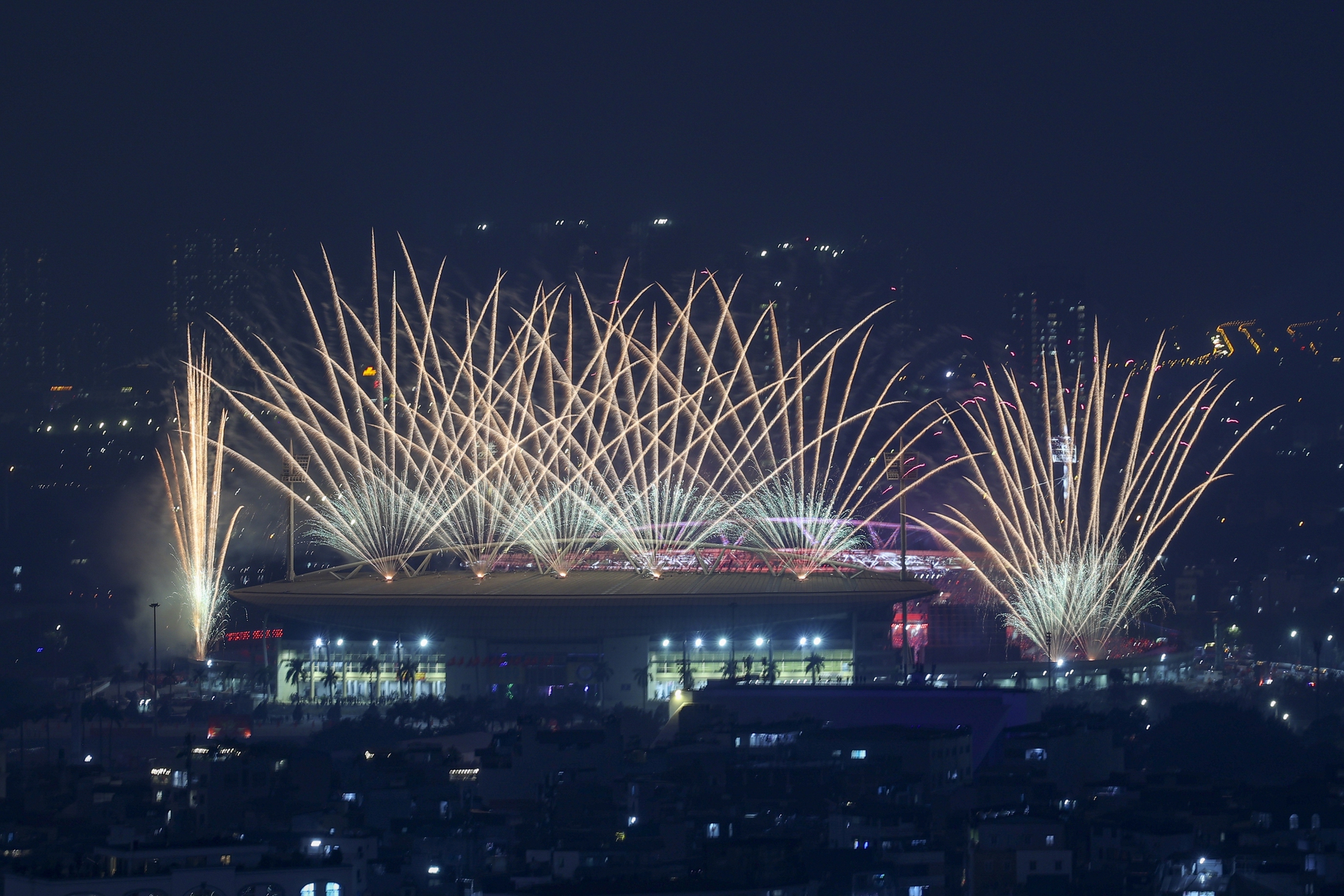 Mãn nhãn 'đại tiệc' pháo hoa mừng thành công Đại hội XIV của Đảng- Ảnh 6. Mãn nhãn 'đại tiệc' pháo hoa mừng thành công Đại hội XIV của Đảng- Ảnh 6.