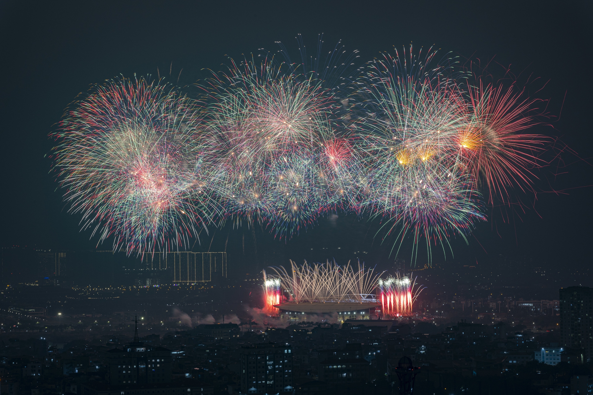 Mãn nhãn 'đại tiệc' pháo hoa mừng thành công Đại hội XIV của Đảng- Ảnh 1. Mãn nhãn 'đại tiệc' pháo hoa mừng thành công Đại hội XIV của Đảng- Ảnh 1.