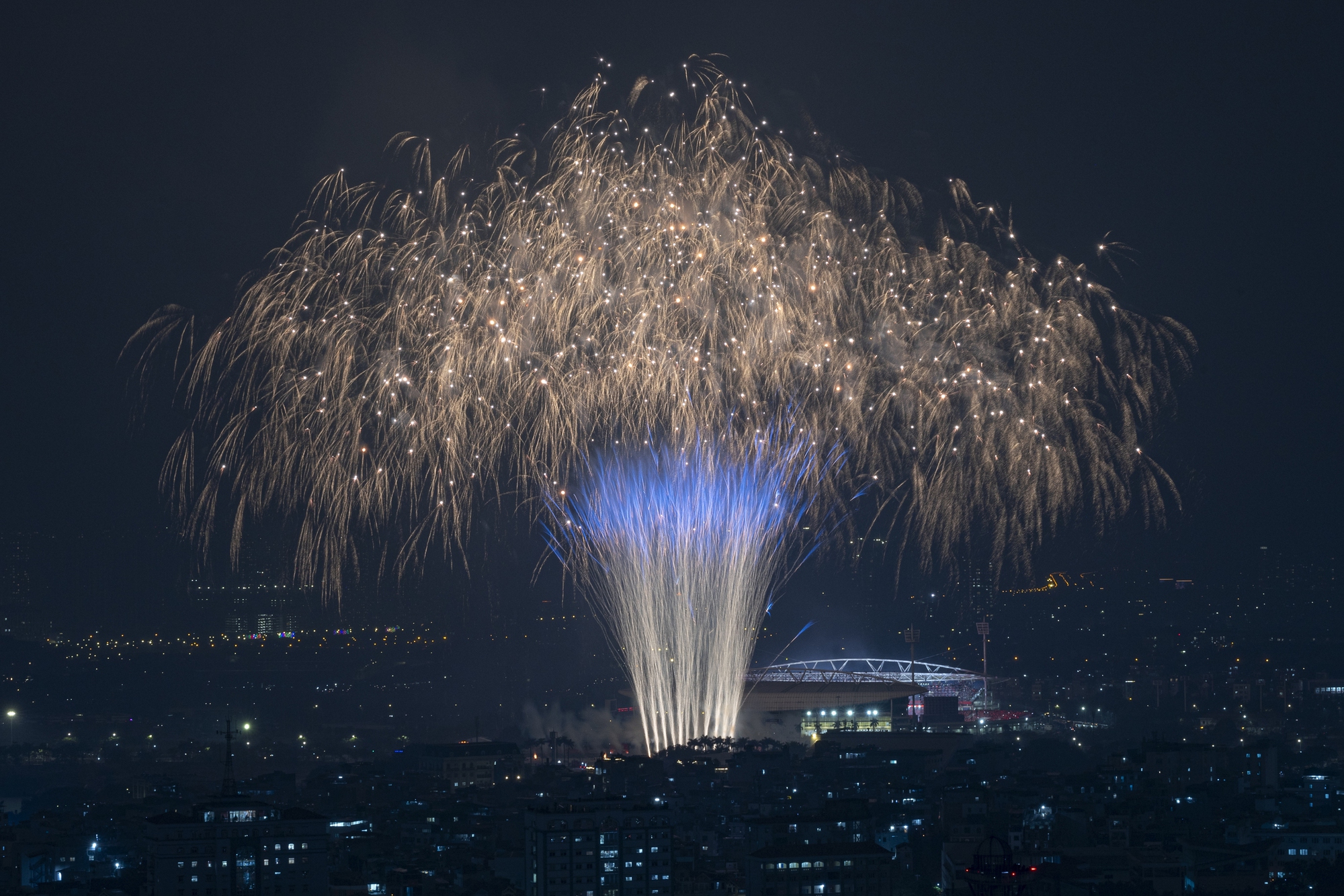 Mãn nhãn 'đại tiệc' pháo hoa mừng thành công Đại hội XIV của Đảng- Ảnh 3. Mãn nhãn 'đại tiệc' pháo hoa mừng thành công Đại hội XIV của Đảng- Ảnh 3.