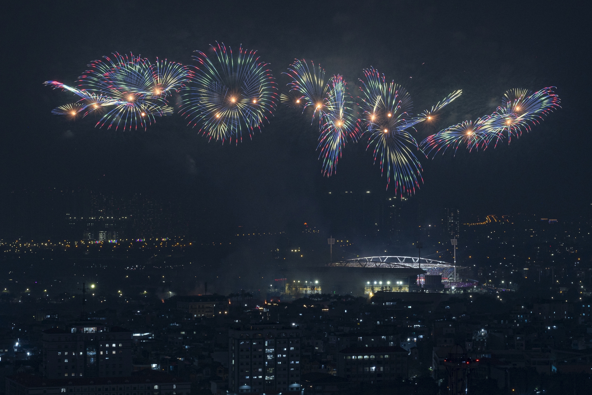 Mãn nhãn 'đại tiệc' pháo hoa mừng thành công Đại hội XIV của Đảng- Ảnh 5. Mãn nhãn 'đại tiệc' pháo hoa mừng thành công Đại hội XIV của Đảng- Ảnh 5.