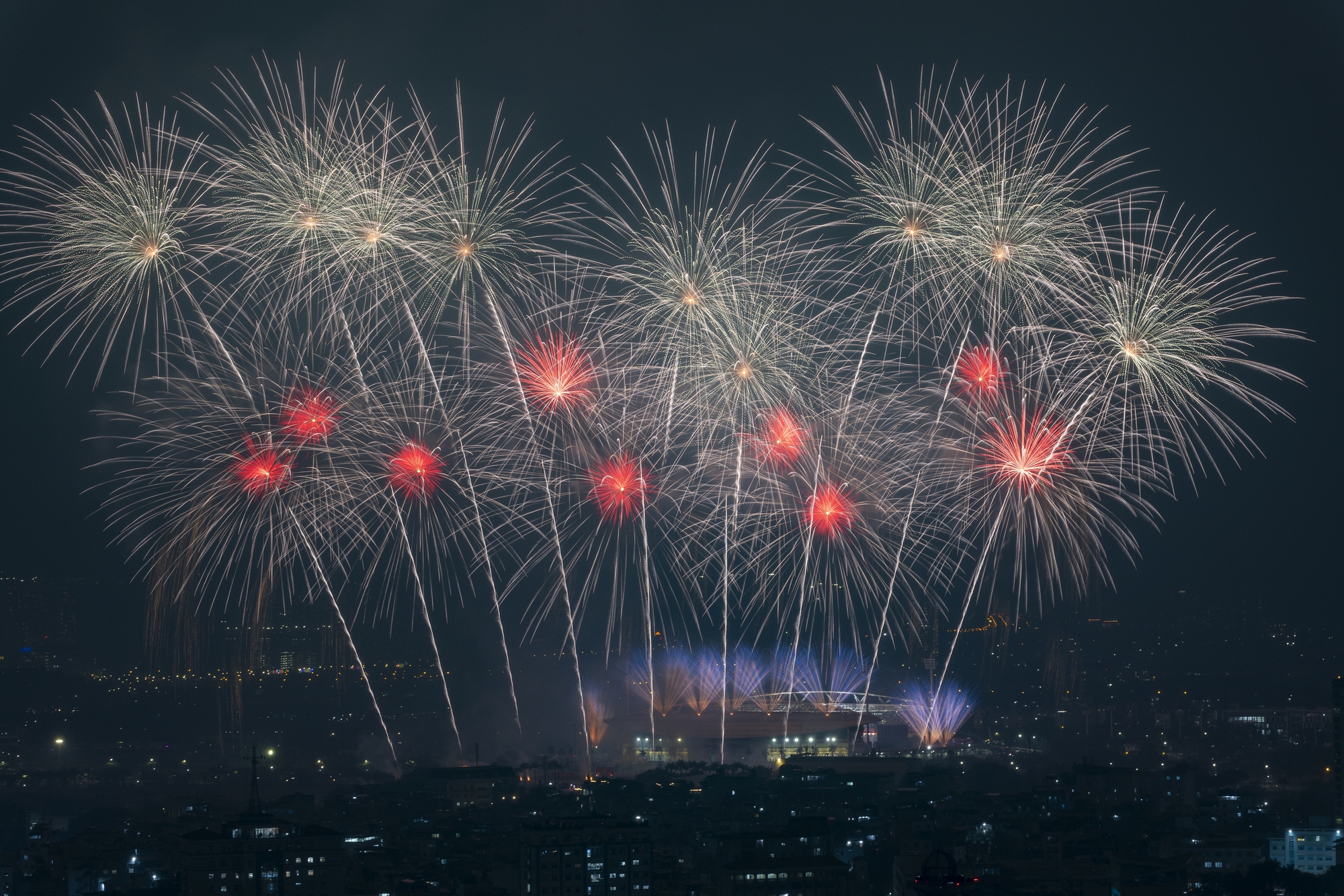 Mãn nhãn 'đại tiệc' pháo hoa mừng thành công Đại hội XIV của Đảng- Ảnh 4. Mãn nhãn 'đại tiệc' pháo hoa mừng thành công Đại hội XIV của Đảng- Ảnh 4.