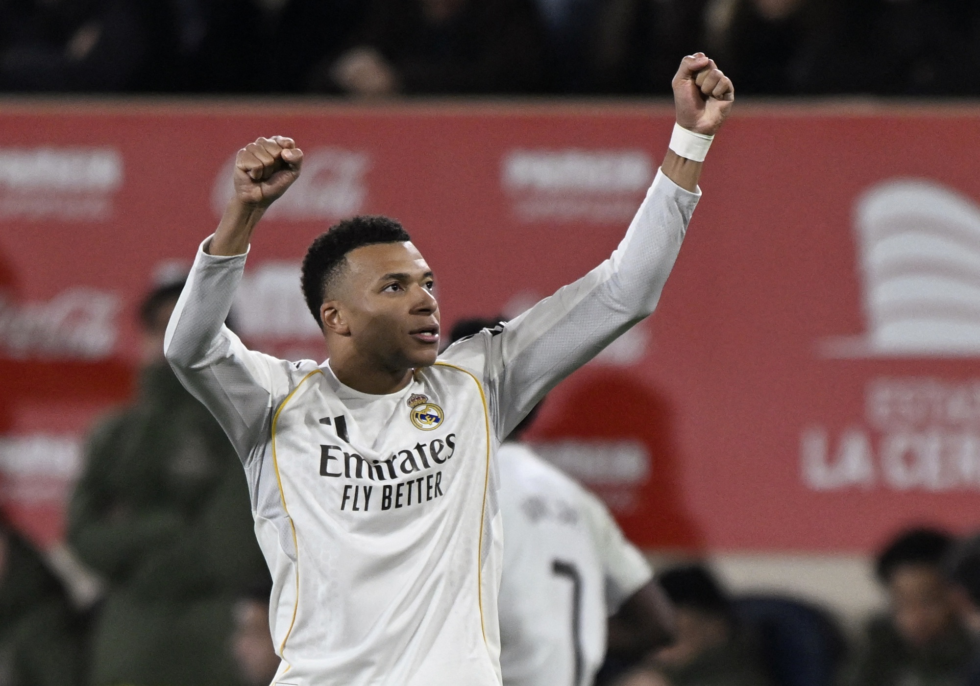 Mbappe lập cú đúp giúp Real Madrid vươn lên dẫn đầu La Liga - Ảnh 1.