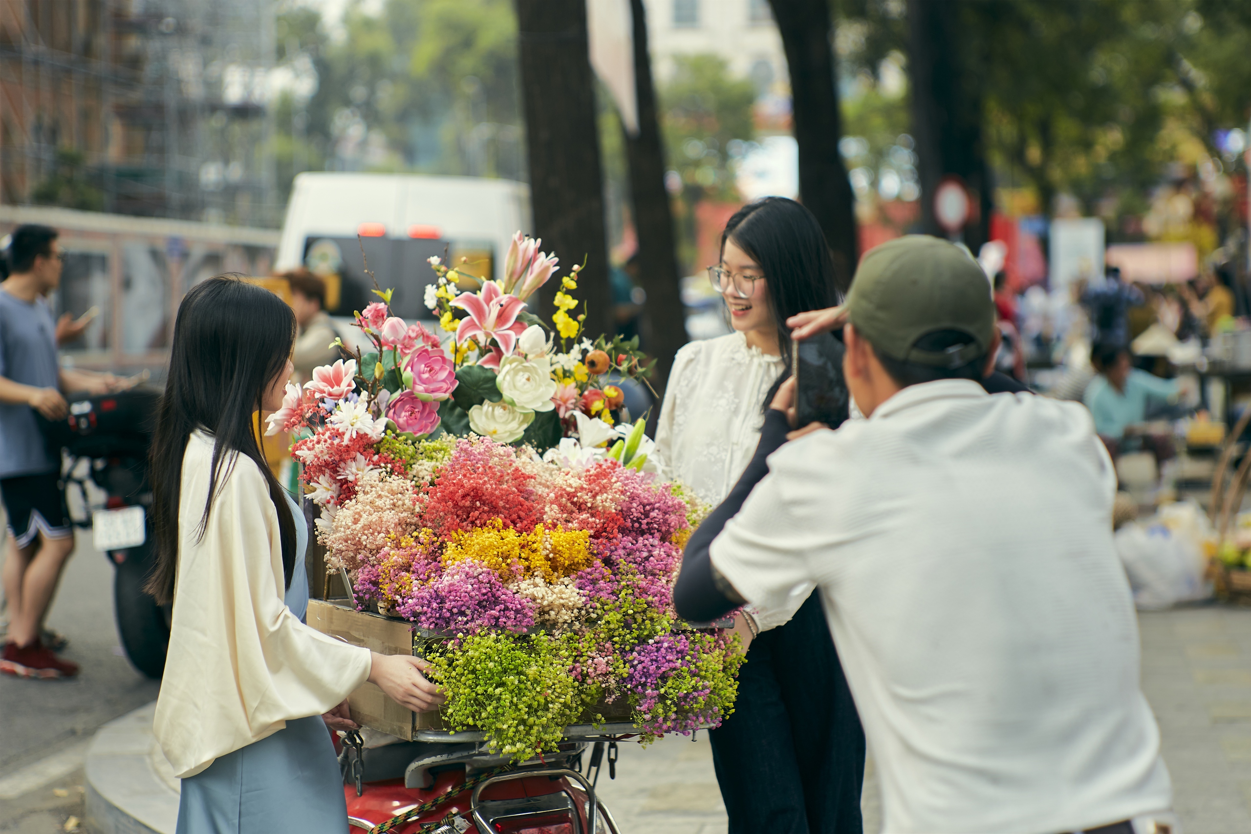 Sắc xuân về sớm trên những tà áo- Ảnh 15. Sắc xuân về sớm trên những tà áo- Ảnh 15.