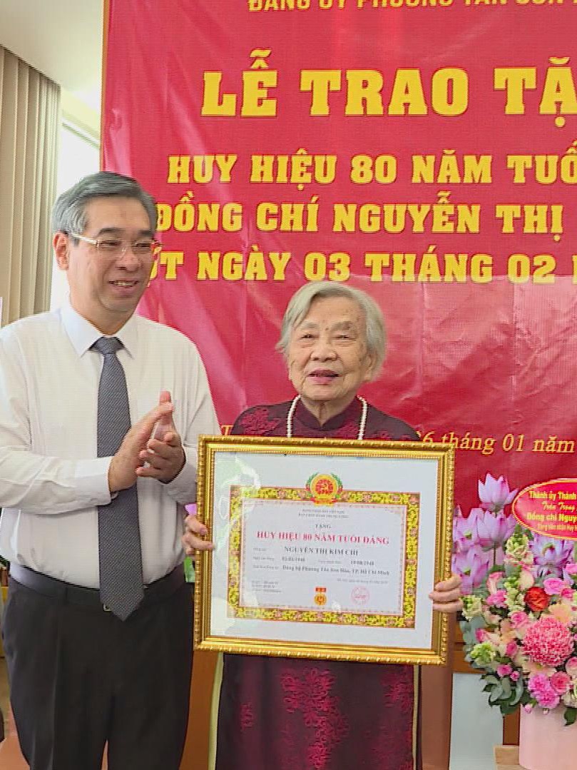 Đảng viên Đảng bộ phường Tân Sơn Hòa nhận Huy hiệu 80 năm tuổi Đảng