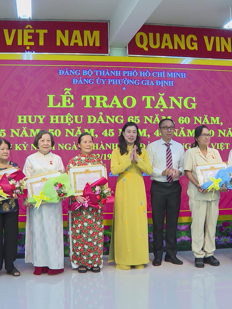 Lãnh đạo TP. Hồ Chí Minh trao Huy hiệu Đảng cho Đảng viên cao tuổi phường Gia Định