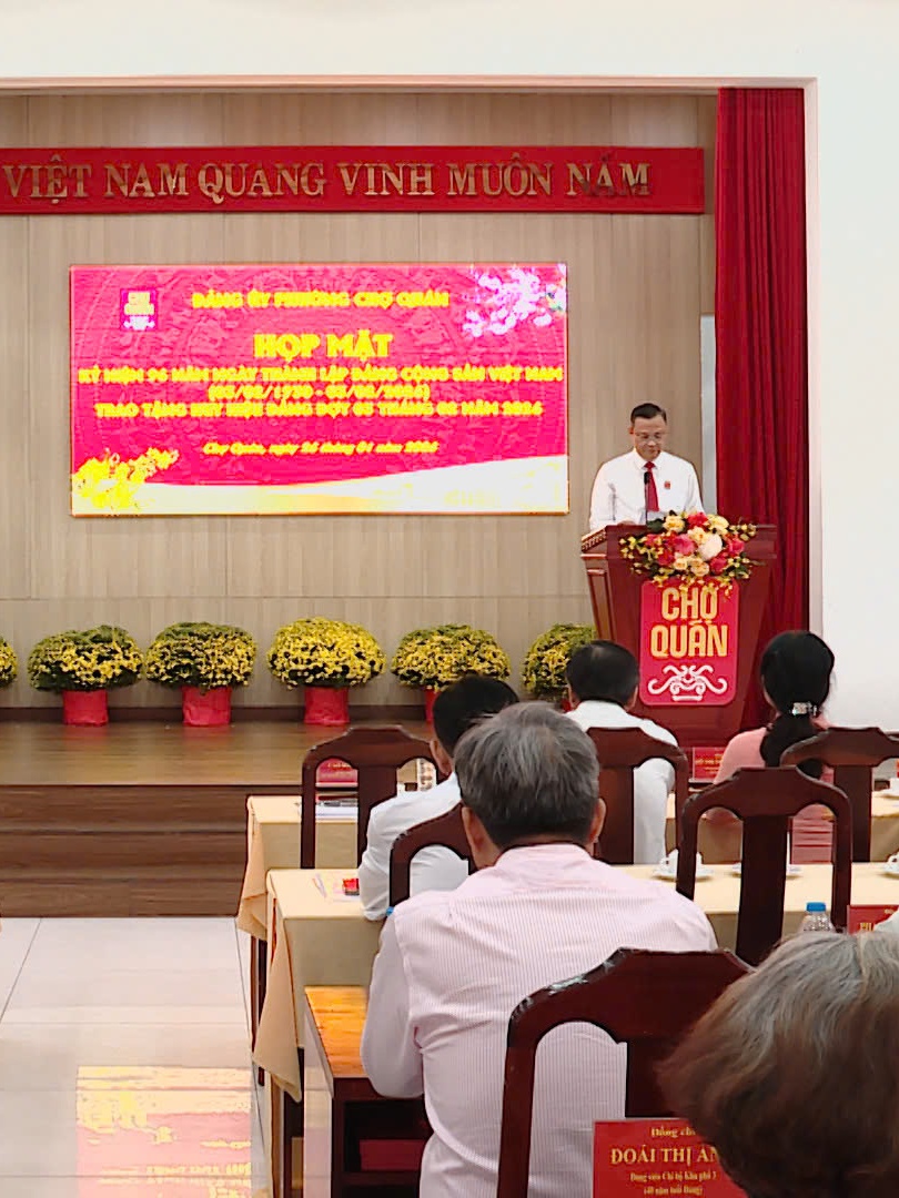 Phường Chợ Quán trao Huy hiệu Đảng nhân kỷ niệm ngày thành lập Đảng Cộng sản Việt Nam