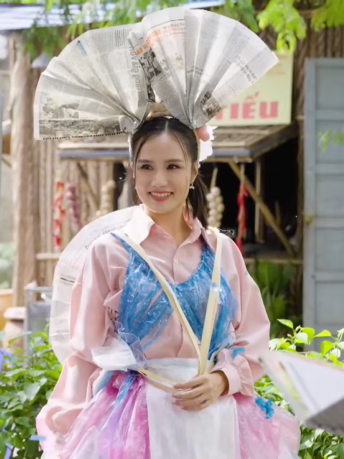 Cô My “tả tơi”, đi tới đâu rơi rớt tới đó - Lẹ không trễ tàu