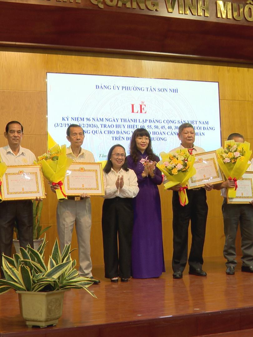 Lãnh đạo Thành ủy TP. Hồ Chí Minh trao Huy hiệu Đảng dịp 3/2 tại phường Tân Sơn Nhì