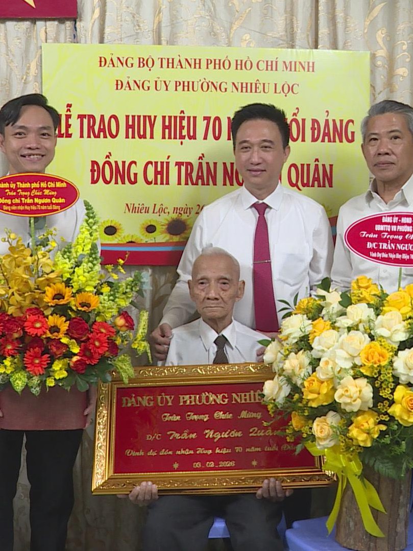 Đồng chí Trần Ngươn Quân vinh dự nhận Huy hiệu 70 năm tuổi Đảng